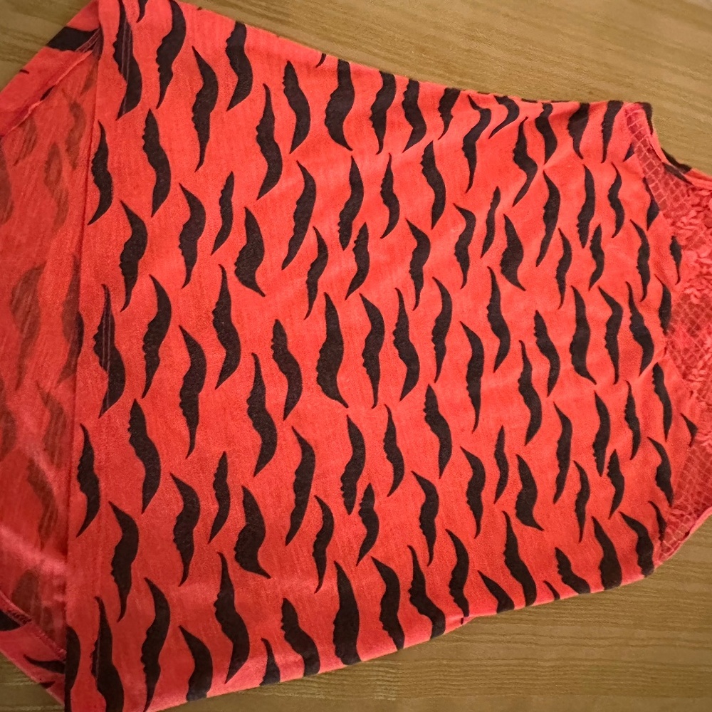 Sleeveless top or tee shirt
